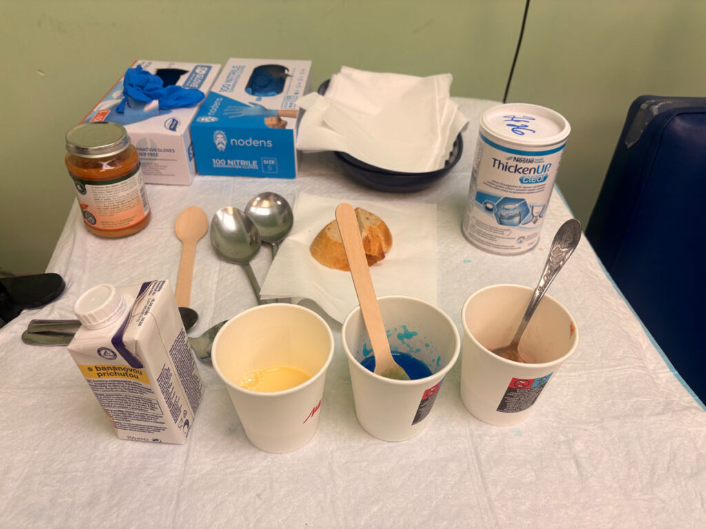 Ukážka potravín a pomôcok, ktoré sa využívajú pri endoskopickom vyšetrení prehĺtania